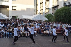 ���w������ɂ͓��݃X�e�[�W��݂��A�_���X��o���h���t���I����