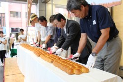 ���I�[�v�j���O�Z�����j�[�ł̓e�[�v�J�b�g�ɑ���p���J�b�g���s��ꂽ