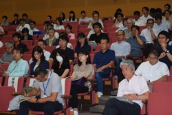 �����͖�P�O�O�l���Q���B�u����p�l���f�B�X�J�b�V�����Ɏ����X���Ă���