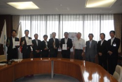 ����s�������x���ōs��ꂽ���掮�B���R�������V�����В��i���j�炪�o�Ȃ�����s�Ɋ񕍋��T�O�O���~�𑡒悵��