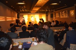 ���{����̉̐��𒮂���A�q��