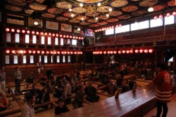 �P�Q�����{�A���Ƃ��Ō�̒�������ɖ�V�O�l�̊ό��q���K�ꂽ�������i�R���s�j�B���̂����A��R�O�l�͑�ォ��̃c�A�[�q���B�u�P�O��������c�̋q���߂�n�߂Ă���v�Ɠ��s���H�ό���