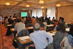 ��܎t�𒆐S�ɖ�50�l���Q�������㔭�i�W�F�l���b�N�j���i�Z�~�i�[