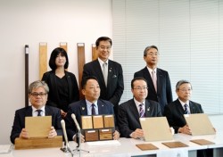 ���o���u�[�t�����e�B�A���Ƃ̊֌W��