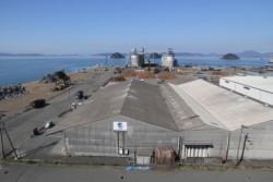 ���Ƃq�b�k����p�ݕǂ�W�q�{�݂̐������v�悷��P�U�w�N�^�[���̌��L�n��сB���ʂ̊p�n�ɐ�p�ݕǐ����������܂�Ă���