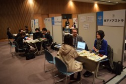 �F�{�s�Ɩ����n���w�����J�Â����u�N���G�C�e�B�u�F�{2017�}�b�`���O�G�L�X�|�v�B���Џ��i�E�T�[�r�X�̃f�����X�g���[�V������v���[���e�[�V����������o�W���