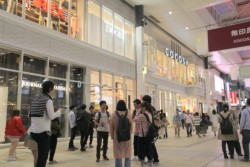 �T���̗[���A�b�n�b�n�r�`�O�ő҂����킹���҂������B���㓯�{�݂𒆐S�Ƃ����W�q�ɒ��ڂ��W�܂�