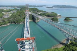 �����W�W���A�C���P�R�O���̃P�[�u���N���[�����㕔���猩��V�V�勴�i���j�B�U�U�i���a�S�P�j�N�Ɋ��������V�勴�ɕ���ŉ˂���B�C���̕��͂Q�O�O��