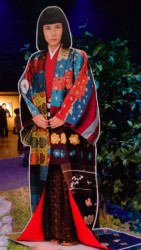 ���Ղ̈ߏւ𒅂��剉�E�ō�R�E����̓��g��p�l���B