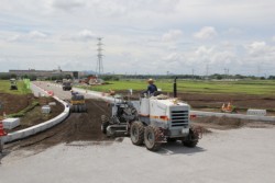 �����H�����i�ލ��u�s�|���̏��Ǝ{�݊J���n�B�����s�̏��ƃR���T���A�����{�G�X�V�[�}�l�W�����g�𒆐S�ɂU���Ǝ҂��Q�O�O��̌��������݁A���Ǝ{�݂���������B�{�ݖ��́u�A���r�[�F�{�i���́j�v�B���ԏ�͂P�U�O�O����e�A�����Ɣ�͖�W�T���~�B