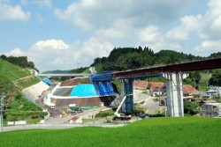 ���F�{�s�ƎR�s�������ԍ����S�S�T�������ɐ�������Ă���k�����h�b�i���́��R�s�������j�Ɩk�������B�ʐ^�����̓��H�͉Ó����ʂւ̖{���ɐڑ����郉���v