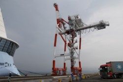 ����`�k�[���ɐݒu���ꂽ�����T�X���̃K���g���[�N���[���B��т͂T�E�U�����̃R���e�i�^�[�~�i���Ƃ��č��㐮�������