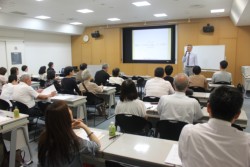 �p���A�ŊJ���ꂽ�Z�~�i�[