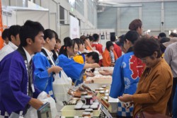 ���Ёu�T�^�u���v�ŏЉ�����H�X�̉��䂪����A�˂��B����҂̓X�C�[�c�Ȃǂ����\���Ă���