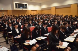 ��700�l�̊w�����Q�������ċG�L�����A�K�C�_���X�B�ʐ^�͎Љ�l�ւ̏����x���Z�~�i�[