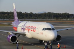 ���h���܂��Ƌ�`�ɓ����������`�G�N�X�v���X�̑�P�ցB�@�ނ͂P�W�O�l���̃G�A�o�X�`�R�Q�O