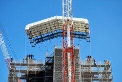 ���F�{���V��̍ŏ�K���ɐݒu����鉼�݉����B12������n�߂銢�Ԃ���Ƃɔ����A���Ԃ𖄂߂鎽��i���������j���ł܂�Ȃ������ɔG���̂�h���ړI�ŋ���Ȗh���V�[�g�����Ԃ����i11���Q���A�F�{�s������{�ہj