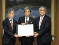 ���菑����ɋL�O�B�e������C�В��i�ʐ^���j�ƒ����ܖؓV���s���B�����͗���l�̊�����v�F�{���m��