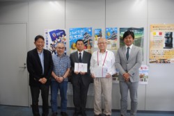 �u�L�����n��̂����牞�����Ɓv�łQ�c�̂ɑ΂����ꂼ��R�O���~����������