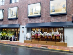 �������s�a�J�揼���P���ڂ̃e�i���g�r���P�K�ɃI�[�v���������X�g�����u�f�d�m�l�`�h �f�d�m�j�h�c�n�v�B�t���A�ʐς͖�99�u�ŁA�Ȑ���48�ȁi�e�[�u��34�ȁA�J�E���^�[�U�ȁA�e���X�W�ȁj