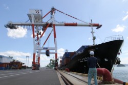 �؍��E����C�^�̑D����R���e�i��ςݍ~�낷����`�́u�V�v�K���g���[�N���[���B�����ݒu���A���Ƃ��S���ɉғ����n�߂��B�����͂T�X���A�A�[���̒����͏]���̃N���[�����P�O�������A��^�D�ɂ��Ή��ł���