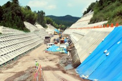 ��D���̑q���n��Ői�ޖ@�ʍH���Ɠ��H�ܑ��ʂ̐ؓy�H��