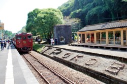 ���唨�w�̖ؑ����ې��l�ߏ��i�P�X�O�X�N�z�j�����C�������X�g�����i�E�j�B���w�̓X�C�b�`�o�b�N�̉w�Ƃ��Ēm���A�P���Q��������ό���ԁu�����Ԃ낤�E����؂��v����Ԃ���