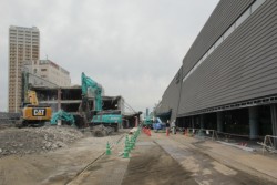 �A���~���̊O�ǂ𒣂�t����H�����i�s���̐V�F�{�w�ɁB��̂��i�ދ��w�Ɉ�т͎s�����N�x���甒����w�O�L��̐����ɒ��肷��