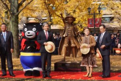 ����I�ڂƂȂ������t�B���̑O�ŋL�O�B�e������Q���҂�B�������c����c���A���܃����A�u�����s�[�X��ǂ�ł���v�Ƃ��������m���A���c�h��Y����̗��e�̐���Y����Ǝ��b�q����