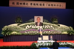 �n���̓V���s���Z���^�[�ŉc�܂ꂽ�u���ʂ�̉�v