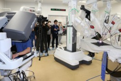 ���񓹐w�Ɍ��J�����ŐV�^���{�b�g��p�@��u�_���B���`Xi�v�i�P��10���A�O�����Q�K�n�C�u���b�h��p���j