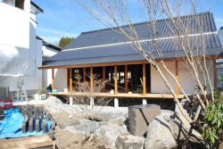 ���L���̎����X�y�[�X�ƂƂ��ɁA�R�s���̕�������j�𔭐M����ό��𑠂Ƃ��Đ��܂�ς��ʏ��𑢂́u�������v(2��12���B�e�j