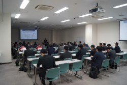 �ό����Ǝ҂⎩���̂̐E���Ȃǖ�60�l���u���𕷂�������