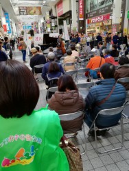 �W���Y�ɒ������锃�����q��ό��q�̐l����