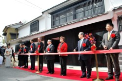 ���R��18���ɊJ�����v�H���Ńe�[�v�J�b�g����r�N�^�[�E�t�@����i������T�l�ځj�A�G ���ᎁ�i��4�Ԗځj��B���[�͕l�c�ݖ�����ړ���̕l�c�N����