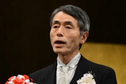 �u�gA stitch in time saves nine.�h�i�K�؂Ȉ�j�͋�j���Ȃ��j�v�ƃ��b�Z�[�W�𑗂�K�c�w��