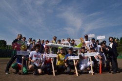 �l�g�s�I�쒬�̐��N���L�O����ŊJ�Â����u���B�ڏZ�h���t�g��c�v�L�Ҕ��\