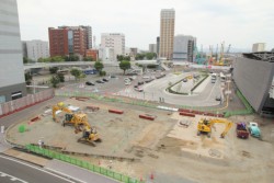 �w������k���̌F�{�w�k�r�����ݒn�i�ʐ^��O�A�~�n�ʐϖ�R�X�O�O�u�j�B�L������݁A�쑤�ł͉w�r���̌��݂��i��