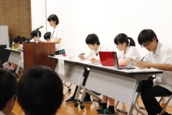 �t�F�C�N�j���[�X�̐����ے葤�ɗ����ē��_����F�{�}���X�g�w�������w�Z�̐��k