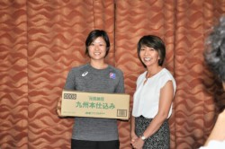 �񑡂��ꂽ�[���P������ɏΊ�������鏗�q�n���h�{�[�����{��\�̌�����L���v�e���i���j�Ƌg�ǎВ�