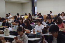 �F�{�w����w�ŊJ�����o�O���Ƃɂ͂P�W�O�l���Q������