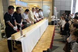 ���I�[�v�j���O�̃p���J�b�g�B�������ĉE�����{�{�В�