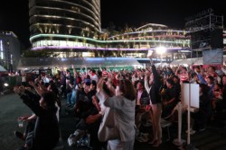 �㔼�A�����I��̌y���ȃg���C�ł̃n�b�g�g���b�N�ɑ劽�����グ��ϋq��