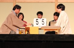 �[�Y�N�s��i�i���j�ƍ����V�F��i�̑΋ǁB�T�Q�S�l�̗���҂���уE�F�u�z�M�����҂���������