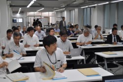 �����͊�ƁA�����̂ق���T�O�l���o��