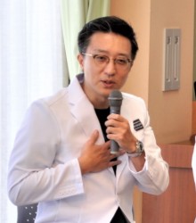 �g�[�N�C�x���g�ŎQ���҂ɘb��������Ė��O��Y������