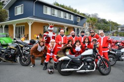 �T���^�̈ߑ��𒅂��o���O�̎Q����