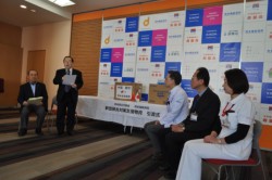 �F�{�@�\�a�@�n��𗬊قŊJ���ꂽ�����n�����ɂ́A����F�������������Ȃ�тɕĖ��O��Y�F�{�@�\�a�@��������֌W�҂��o��