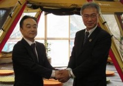 ������x�R�F���E(���)�h�b�g���o�[��\�����A���{��E��B�d�͇����s�����F�{�x�В�