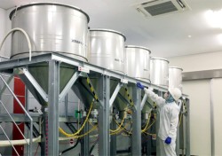 ���c�`�h�y�̉v��H��ɂ��锭�董�i�^���N�B�哤�𔭉肳����ߒ��Ńv���b�V���[��^���A�哤�̎|�������������o��